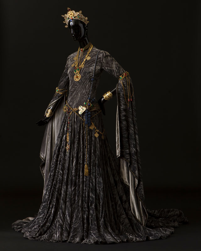 The Queen’s dress (Act I)